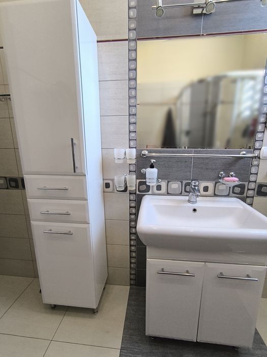 Komplet mebli łazienkowych z koszem na bieliznę