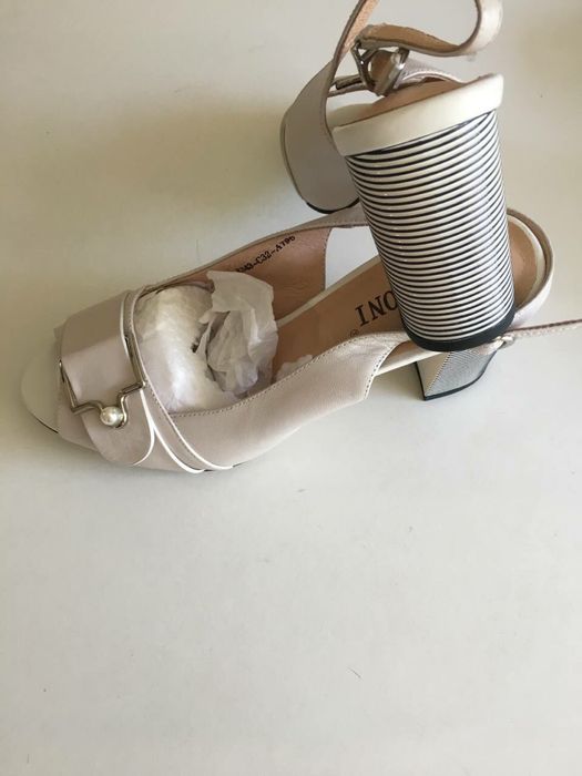 Продам женские босоножки