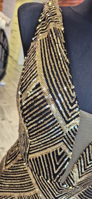 Długa cekinowa sukienka wieczorowa złota