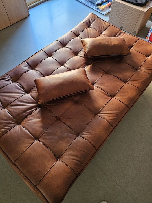 Sofá-cama como novo em pele sintética