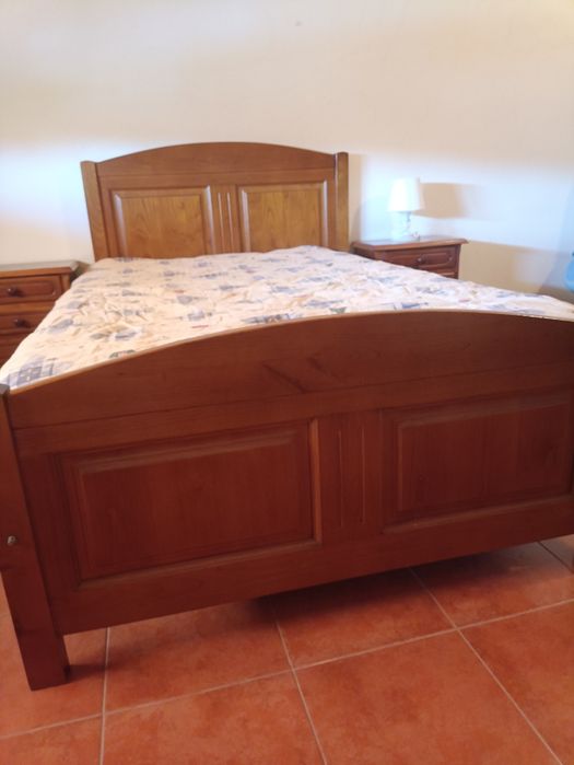 Cama completa e 2 mesinhas de cabeceira em madeira maciça