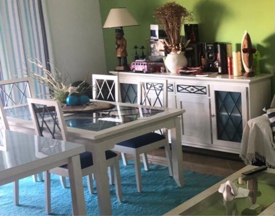 Mobilia de casa de jantar e carpete