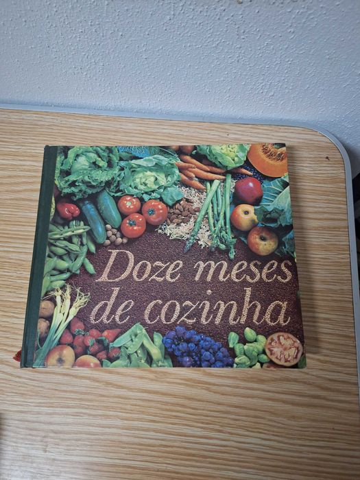 Livro de Culinária "Doze Meses de Cozinha"