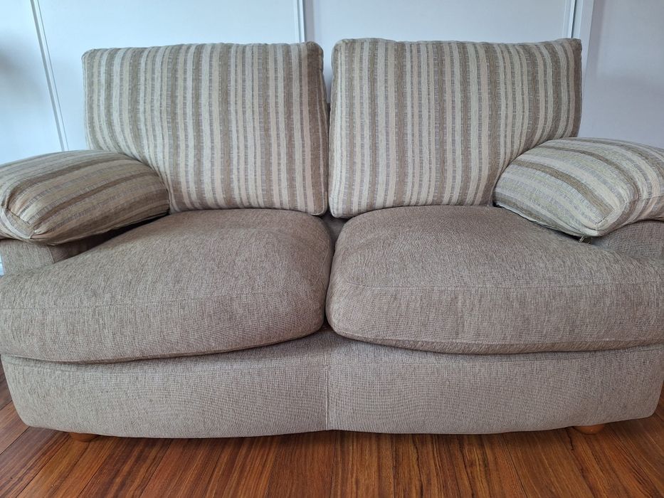 Sofá 2 lugares espaçoso e em bom estado