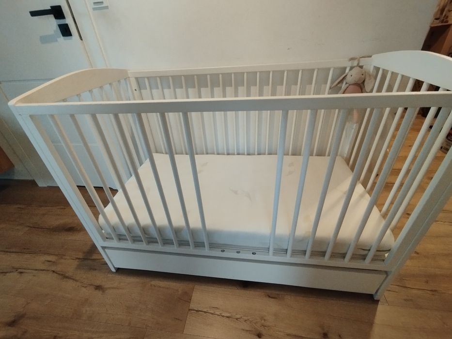 białe łóżeczko dziecięce z szufladą 120cm x 60cm