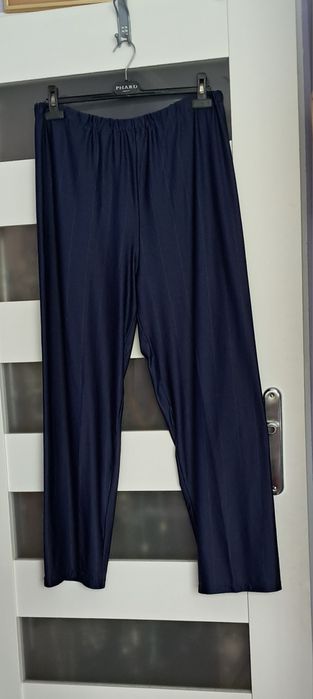 Męskie spodnie,  np. piżamowe.