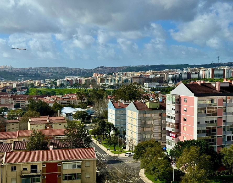 Apartamento T2 totalmente mobilado à venda na Rua Aquilino Ribeiro, 24