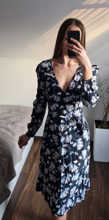 Czarna sukienka w kwiaty Miss Selfridge, rozmiar S, 100% wiskoza