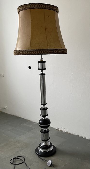 Lampa podłogowa.