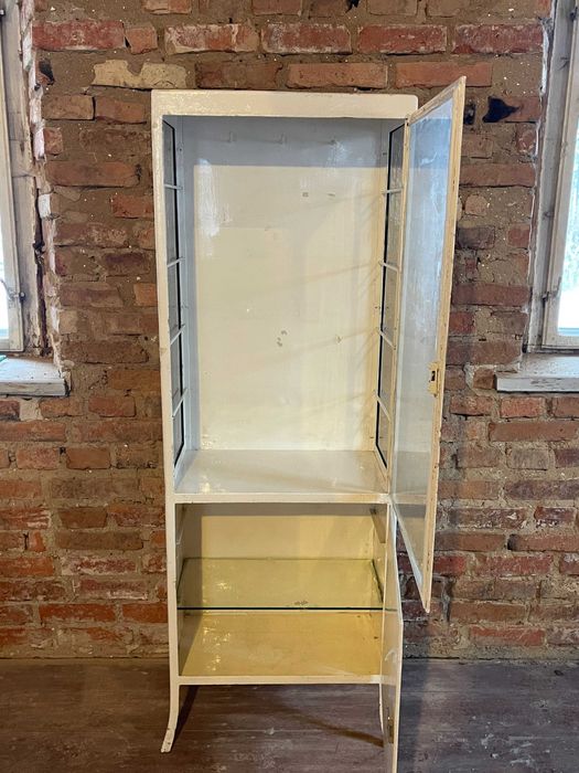 Industrialna Szafa Medyczna – Witryna Vintage (Metal/Szkło)