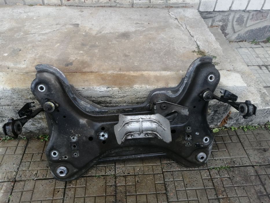 Продам подрамник на РЕНО ТРАФИК