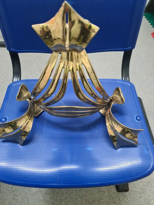 Fruteira em bronze   assinada .