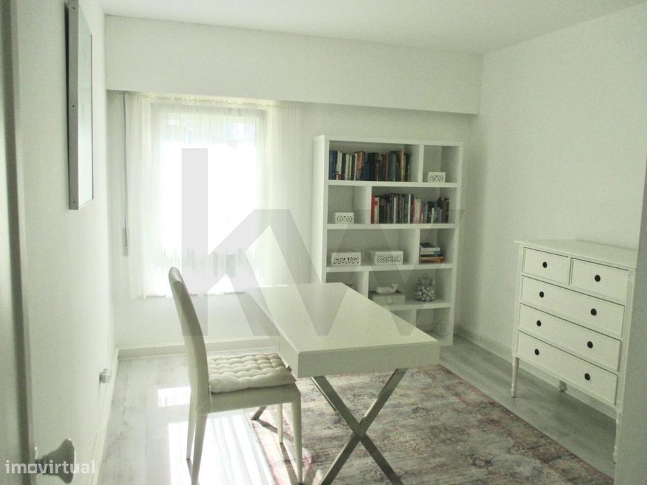 Apartamento T2 com Garagem e arrecadação | Alto das Flores