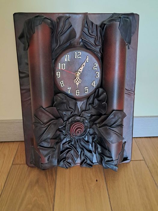 Zegar ścienny w skórze