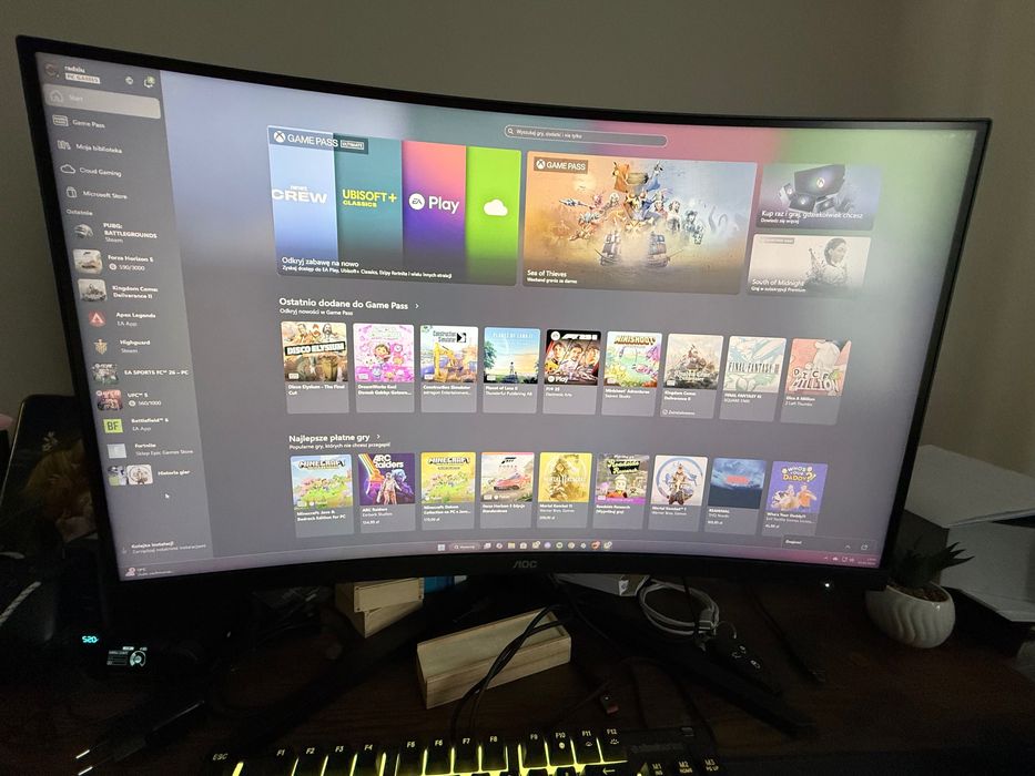 Xbox series x z dwoma oryginalnymi padami.