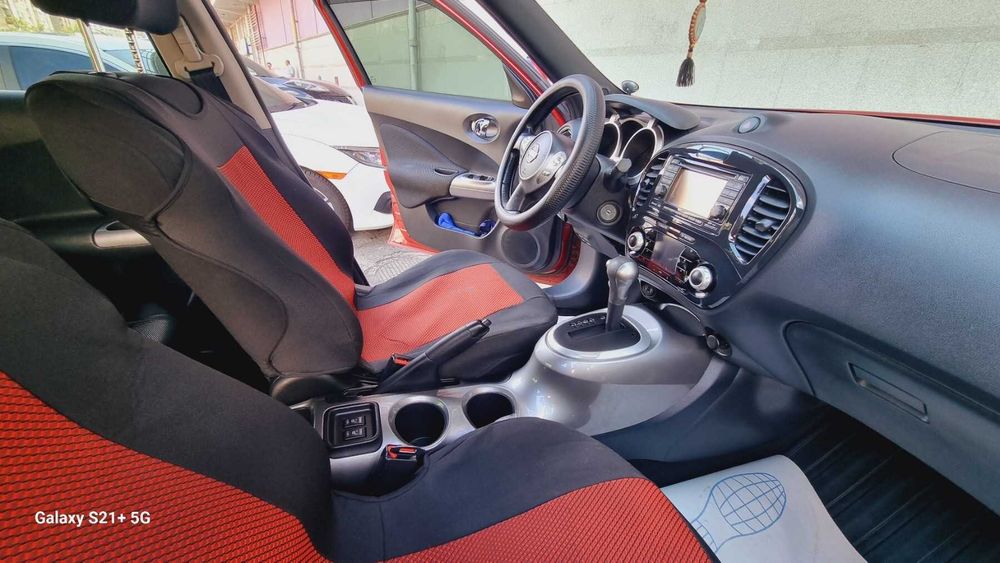 Продам автомобиль Nissan Juke 2012 года красного цвета