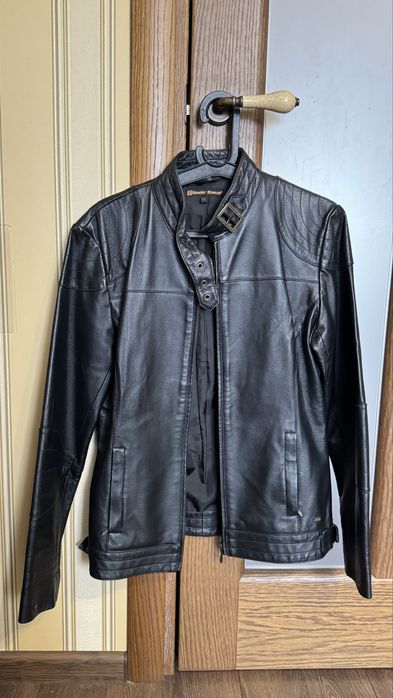 Шкіряна жіноча куртка