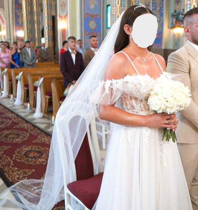 Suknia ślubna z bogato zdobioną górą, piórka, koraliki, kwiatki, tiul