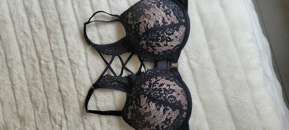 Czarny biustonosz push-up zapinany z przodu Hunkemöller,roz 75C