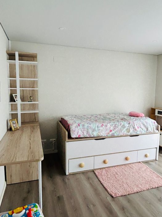 Cama de dois lugares com gaveta