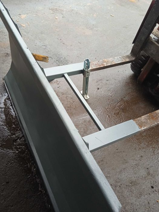 Pług śnieżny zgarniacz odpadów