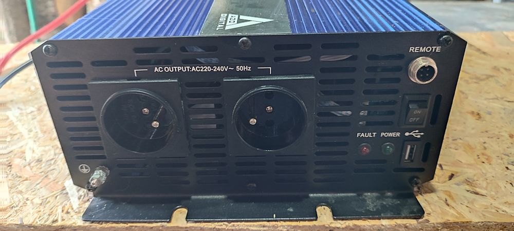 Інвертор (перетворювач напруги) AZO Digital IPS-3000/1500 SINUS 24V/230V.
