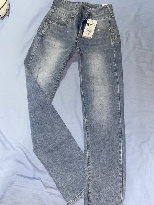 Diversas roupas em estado novo para senhoras