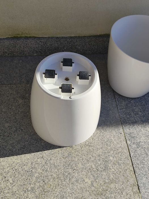 Conjunto 2 vasos brancos com rodas