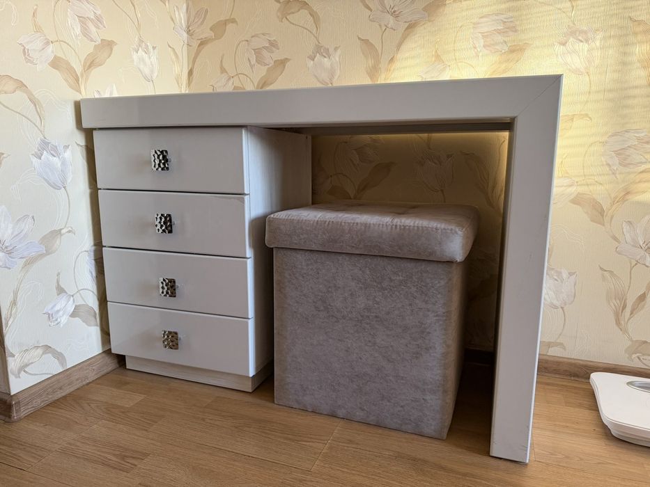 Туалетний столик з пуфом