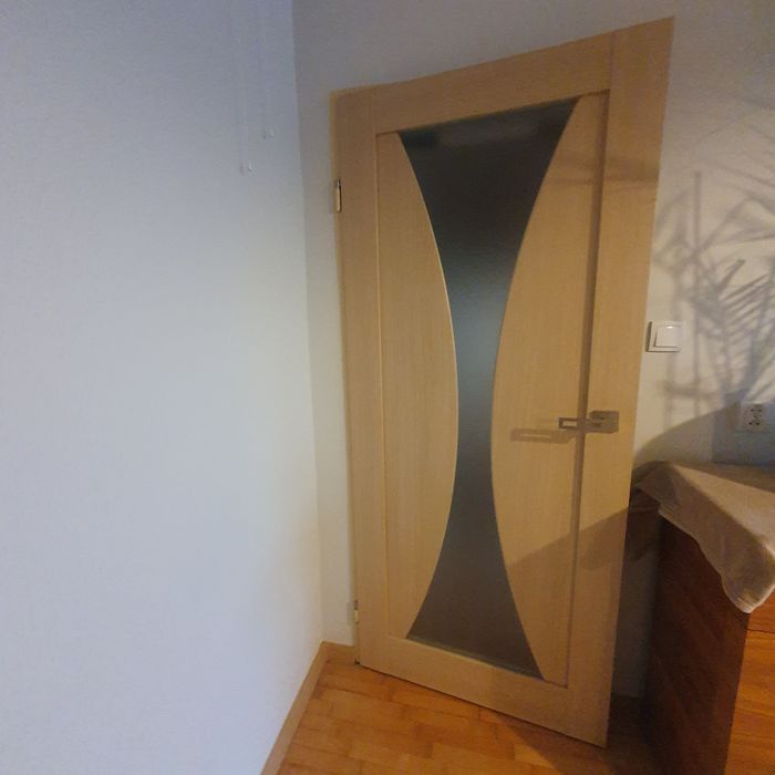 Drzwi wewnętrzne z szybą w  kształcie klepsydry