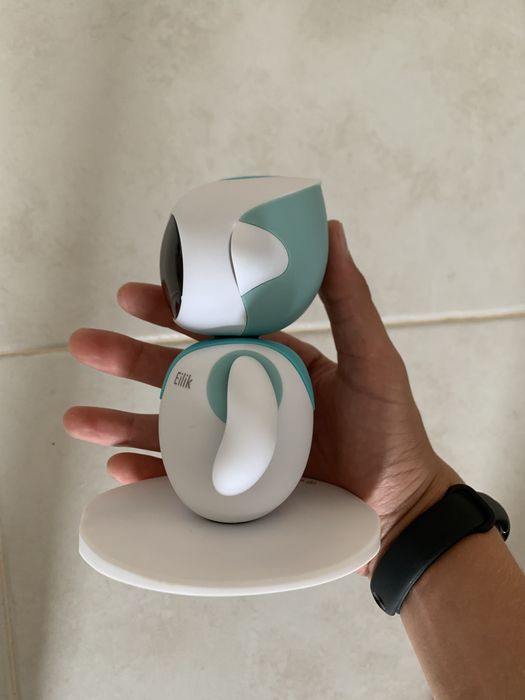 Robot Eilik brincar