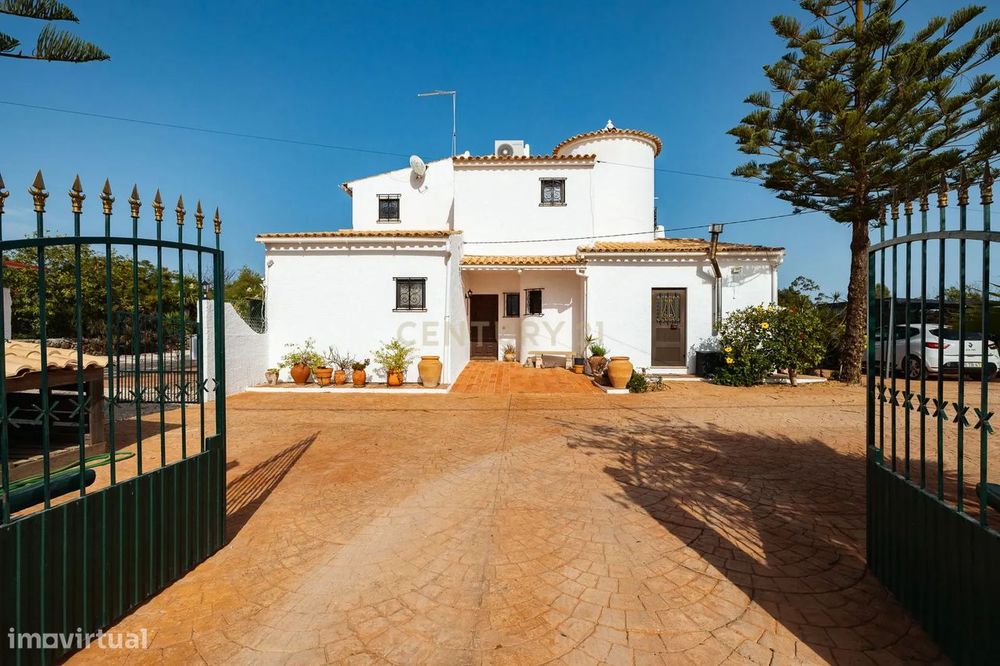 Moradia T4 Isolada Com Piscina, 5.050 M² De Terreno E Anexo Com Suite