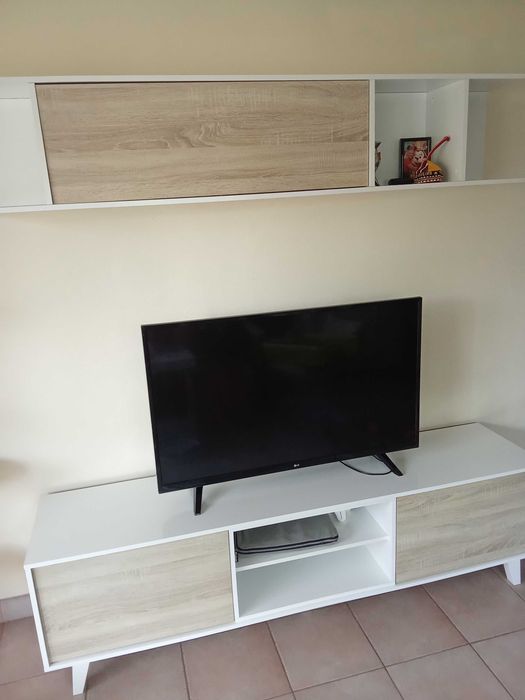 Móvel TV com estante superior