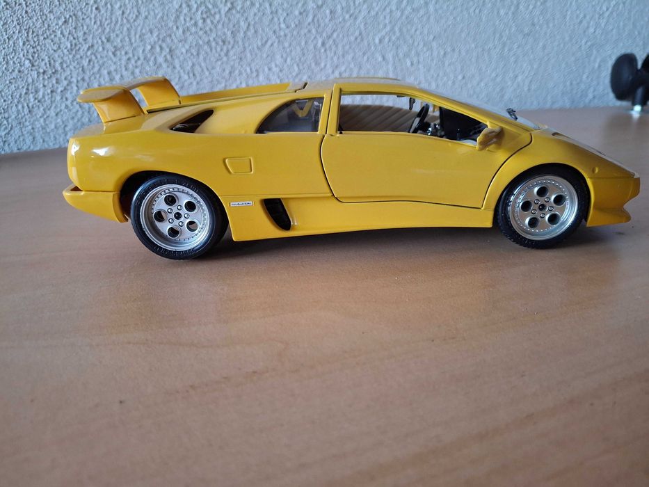 Lamborghini Diablo (1990) da Bburago na escala 1:18