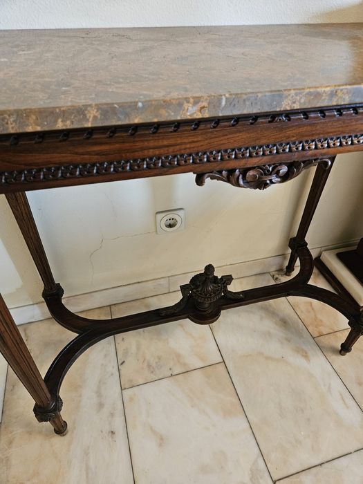 Mesa em madeira com tampo de mármore