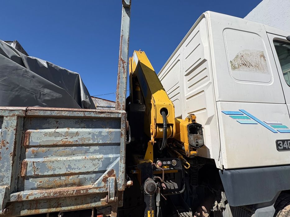 Camião volvo tribasculante com grua em bom estado