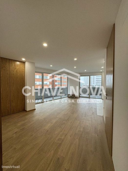 Apartamento T2 novo c/ 2 lugares de Garagem no Porto (Bessa)