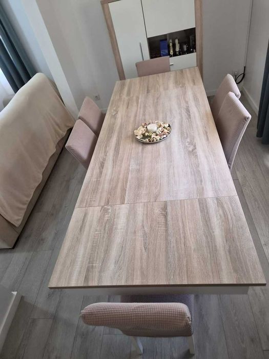 Mesa e cadeiras de jantar