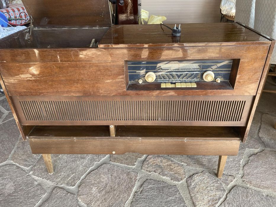Komoda z radiem i gramofonem