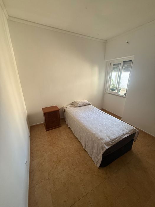 Quarto solteiro para senhoras, 3 min metro Amadora Este