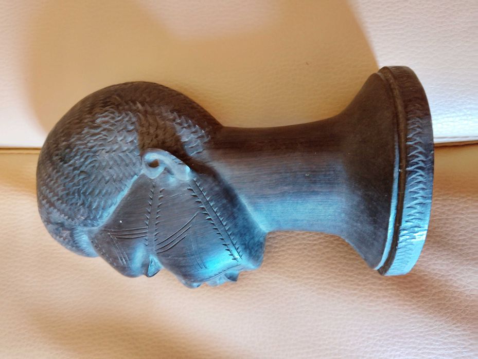 Vendo Busto em Pau Preto