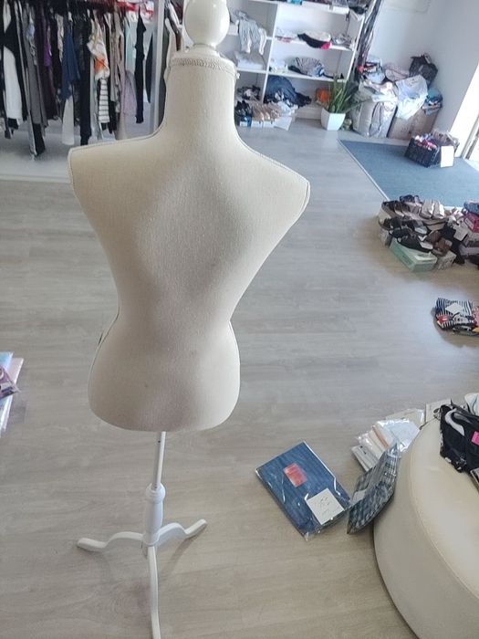 Manequins usados, dois de adulto e um de criança