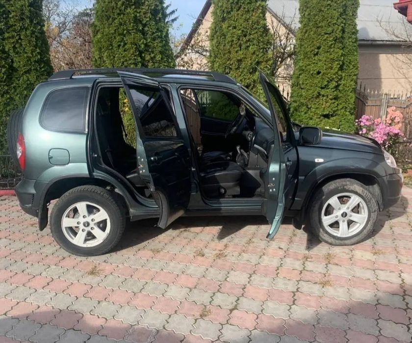 Нива Шевроле в чудовому стані.