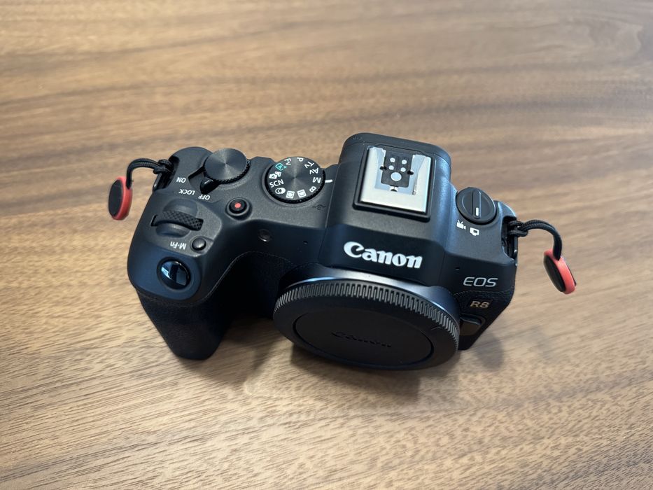 Canon R8 + 4 baterias