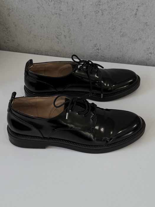 Лаковані туфлі Bershka