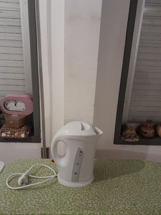 Vendo Chaleira Eléctrica PRATIKA muito bonita como nova