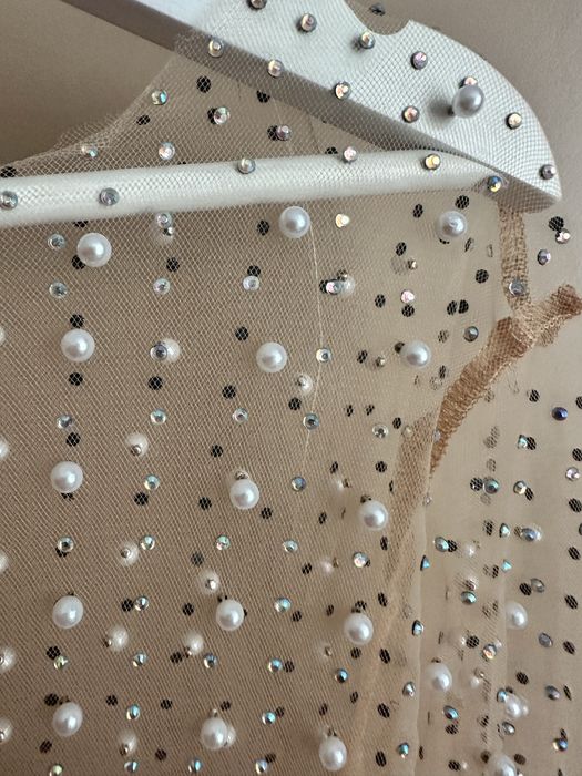 Шикарная укороченная кофточка в сетку с камнями и жемчугом.