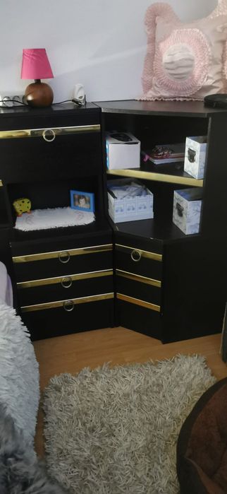 Mobilia quarto antiga com roupeiro