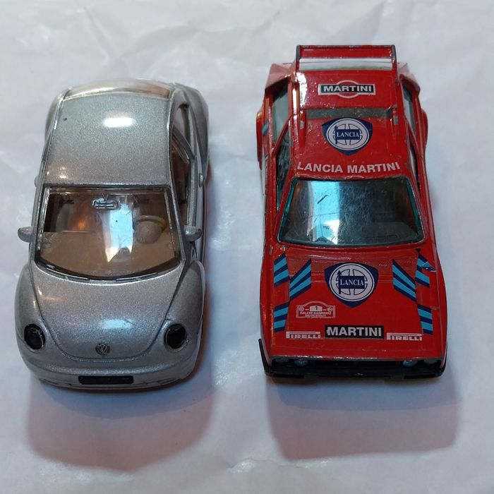 Duas miniaturas Burago em escala 1/43