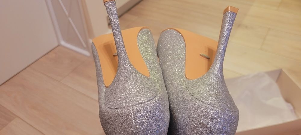 Czółenka srebrne nr 40 używane 2 godziny firmy Deezee